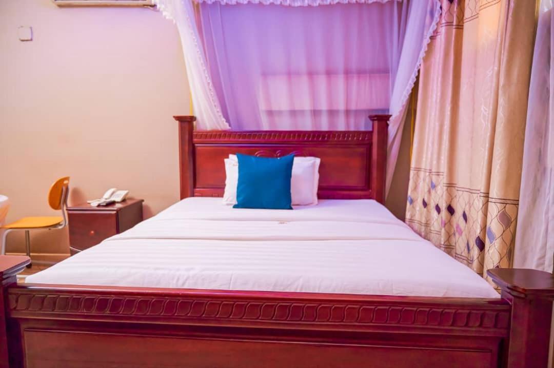 Twin Towers Hotel Kampala Buitenkant foto
